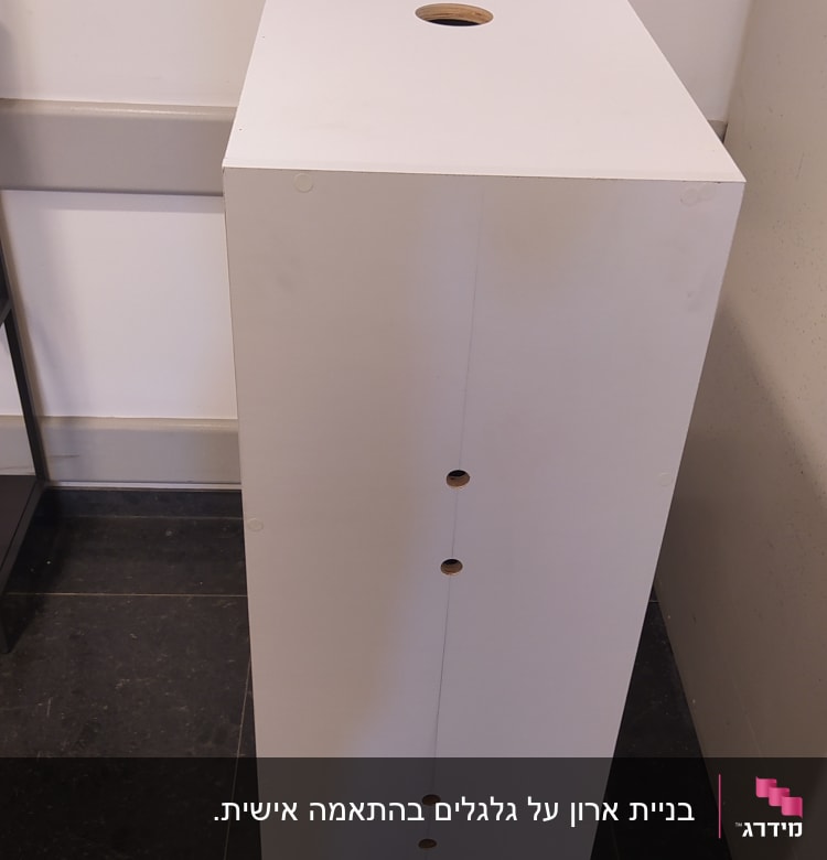 ארון עץ לבן עם חורים עגולים
